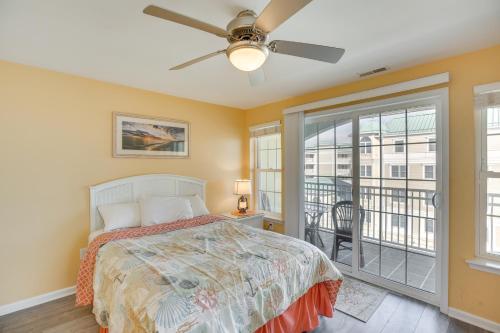 1 dormitorio con 1 cama y ventilador de techo en North Wildwood Condo - Beach Across Street!, en North Wildwood