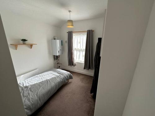 唐克斯特的住宿－Modern 3BD Home Doncaster South Yorkshire，一间卧室设有一张床和一个窗口