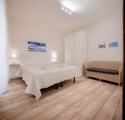 um quarto branco com uma mesa e um sofá em Art Novella Gallery em Florença