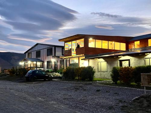 una casa con un coche aparcado delante de ella en Todos Los Glaciares en El Calafate