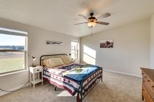 een slaapkamer met een bed en een plafondventilator bij Peaceful Deary Vacation Rental with Deck and Views! 