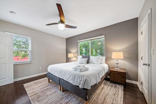 a bedroom with a bed and a ceiling fan at Classy 2BR Condo Near City Centre - OTR, UC, Zoo in Cincinnati