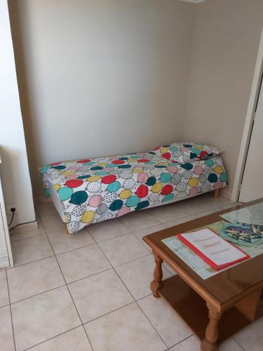 Ένα ή περισσότερα κρεβάτια σε δωμάτιο στο gites pleine nature - la Tournette -