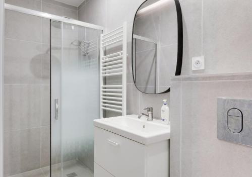 塞納河畔伊夫里的住宿－Cocon CHALEUREUX aux portes de PARIS，白色的浴室设有水槽和镜子