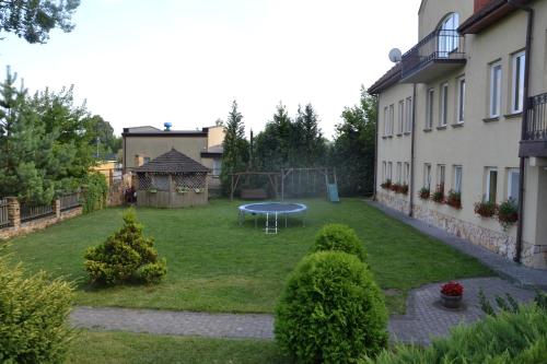 a backyard with a ping pong table in the yard at Hostel Zamość - pokoje gościnne - bezpłatny parking in Zamość
