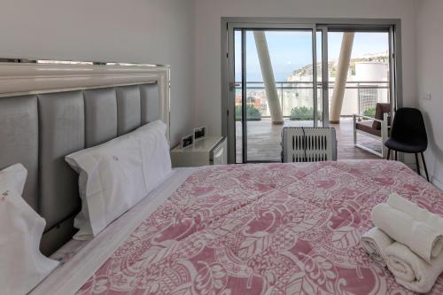 - une chambre avec un grand lit et un balcon dans l'établissement Casa Gamboa, à Nazaré