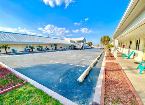 Island Inn of Atlantic Beachの敷地内または近くにあるプール