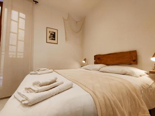 um quarto com 2 camas e toalhas em Sicula Liz & Lulù em Palermo