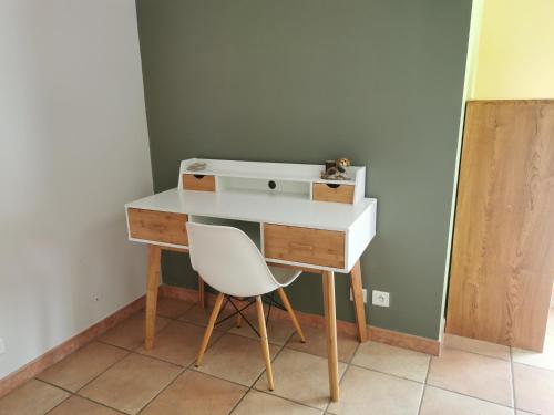 escritorio con silla y escritorio con cajón en Chambre spacieuse avec bureau et balcon, en Millas