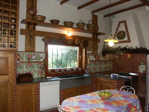 een keuken met een tafel en een fruitschaal bij La Semenza in Torre Archirafi