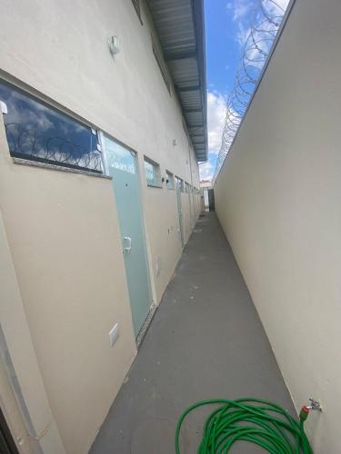 a hallway in a building with a green hose at Lofts Umuarama Residence in Uberlândia