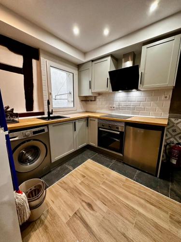 een keuken met witte kasten, een spoelbak en een vaatwasser bij Atuaire Home Los Arcos en el centro histórico de Burgos in Burgos