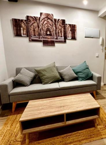 een woonkamer met een bank en een salontafel bij Atuaire Home Los Arcos en el centro histórico de Burgos in Burgos