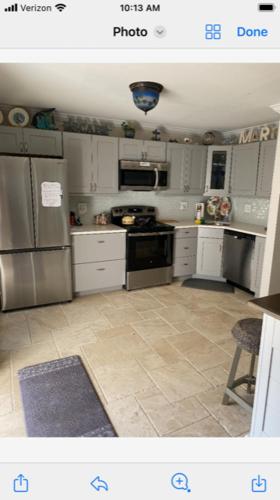una cocina con armarios blancos y electrodomésticos de acero inoxidable en 1215 Edington place Marco island, en Marco Island