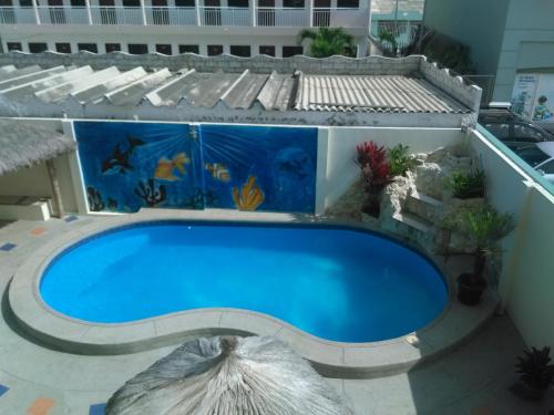 una gran piscina en un edificio con piscina en Hotel Caridi, en Salinas