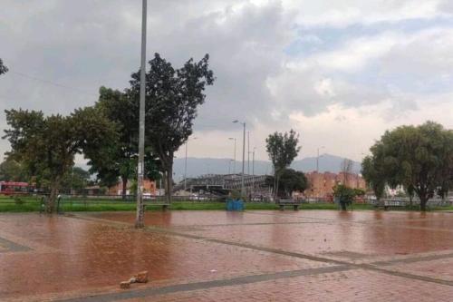 um parque de estacionamento inundado com árvores e um poste em Apartaestudio 203 Gaitán em Bogotá