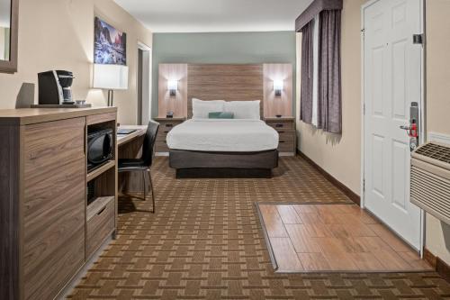 a hotel room with a bed and a desk at Buck Meadows Lodge in Groveland