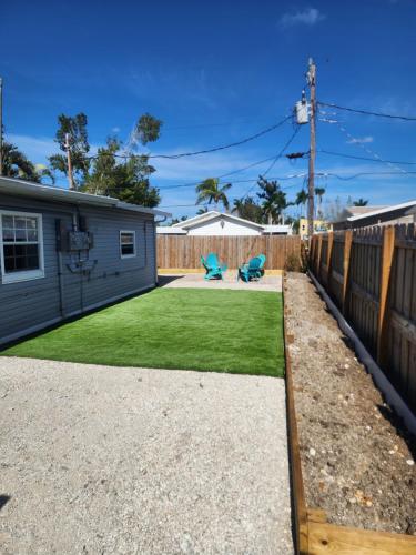 Ein Garten an der Unterkunft So Coastal! Pet friendly and free early check in!