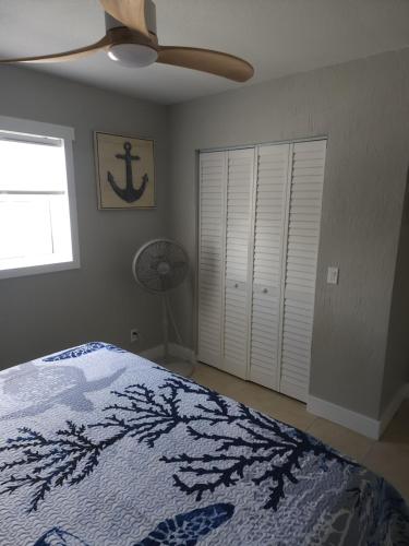 Ein Bett oder Betten in einem Zimmer der Unterkunft So Coastal! Pet friendly and free early check in!