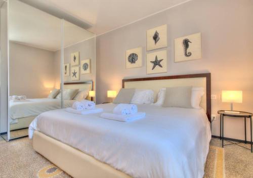 una camera con due letti e asciugamani di Livin' Portofino LUX a Santa Margherita Ligure