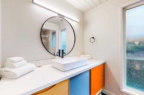 bagno con lavandino e specchio di Mid-Century Marvel a Portland