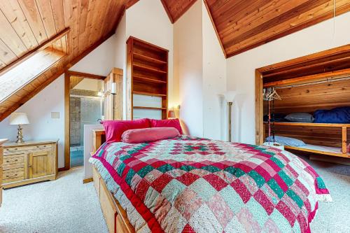 um quarto com uma cama e um tecto de madeira em Hawk 1 em Pittsfield