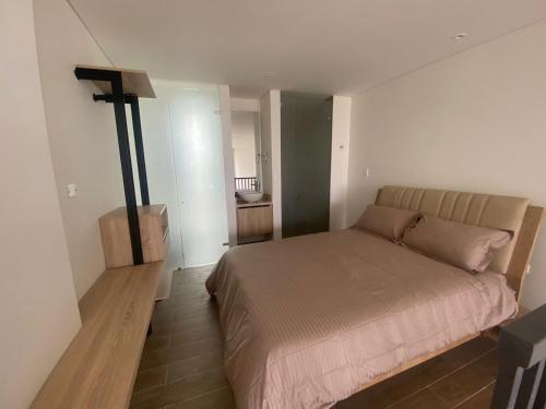 a small bedroom with a bed in a room at Moderno dúplex tipo loft 1BR in Cartagena de Indias