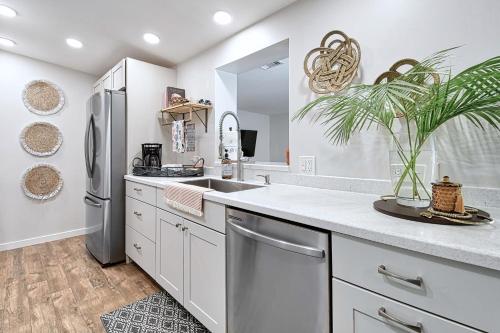 a kitchen with a sink and a refrigerator at Dreamprint Delmar in Naples