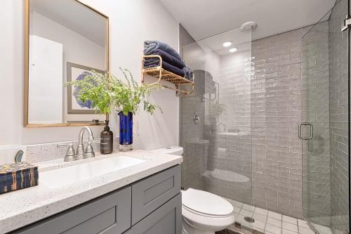 a bathroom with a toilet and a sink and a shower at Dreamprint Delmar in Naples