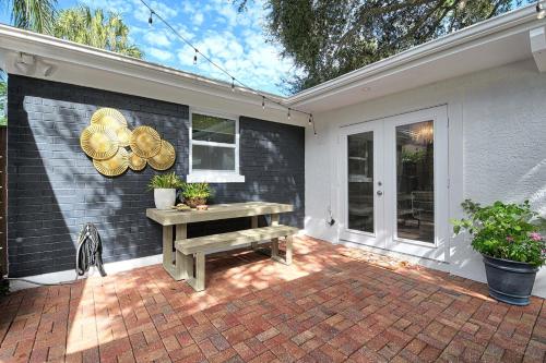 a patio with a bench on the side of a house at Dreamprint Delmar in Naples