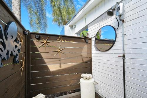 a wooden fence with a mirror on the side of a house at Dreamprint Delmar in Naples