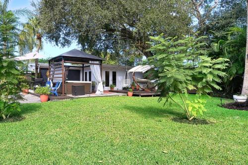 a small house with a yard with a grass field at Dreamprint Delmar in Naples