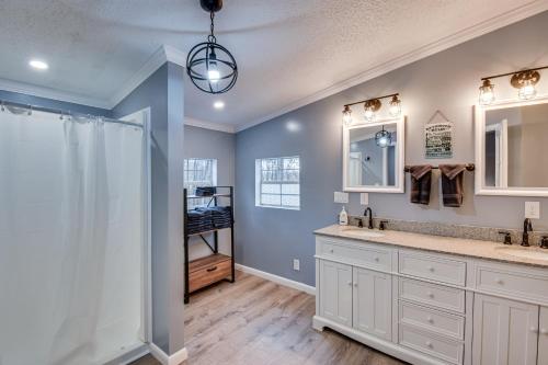 A kitchen or kitchenette at Peaceful Six Mile Vacation Home with Fire Pit