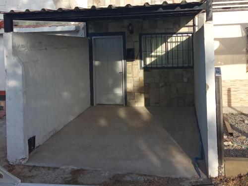 uma garagem aberta com uma porta e uma rampa em Apartamento amueblado en Carmelo con aire acondicionado em Carmelo