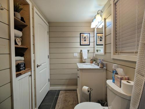 Ένα μπάνιο στο Modern Lakefront Retreat Near Brooklyn and Jackson Michigan