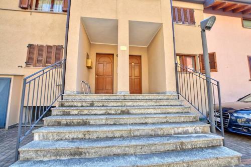 a set of stairs leading to a building with a door at GEZELLIG APPARTEMENT MET GEDEELTELIJK MEERZICHT in Acquaseria