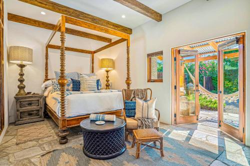1 dormitorio con cama con dosel y mesa en Hacienda Hideaway, en Rancho Mirage