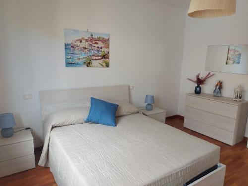 een slaapkamer met een bed met een blauw kussen bij San Rocco Appartamenti 2 - Appartamento IL CASTAGNO in Asciano Pisano