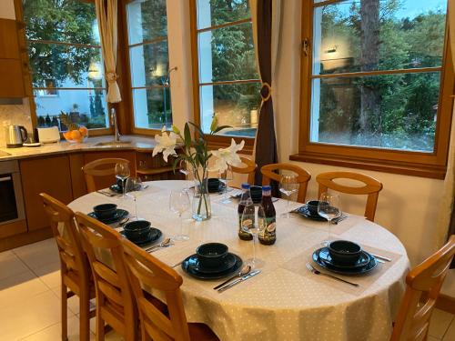 un tavolo da pranzo con una tovaglia bianca e sedie di Sopot Residence a Sopot