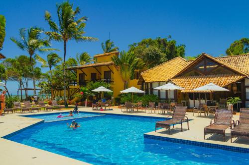 a pool at a resort with people playing in it at Arraial Bangalô Praia Hotel in Arraial d'Ajuda