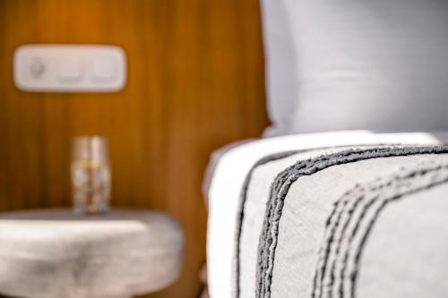 un primo piano di un letto in una stanza con lavandino di Allure Wellness Retreat a Città di Lefkada