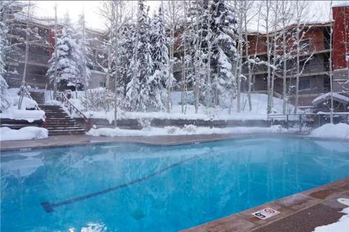 Πισίνα στο ή κοντά στο Enclave 103, Snowmass Ski-In/Ski-Out Condo w/Shared Pool/Hot Tub