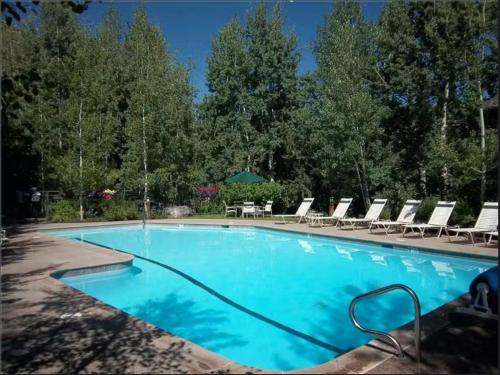 Bazén v ubytování Enclave 110, Snowmass Ski-In/Ski-Out Condo w/Shared Pool/Hot Tub/Gym/WiFi nebo v jeho okolí