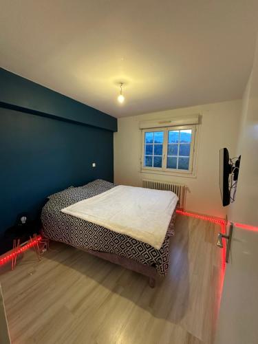 a bedroom with a large bed in a room at Appartement proche de centre ville in Rodez