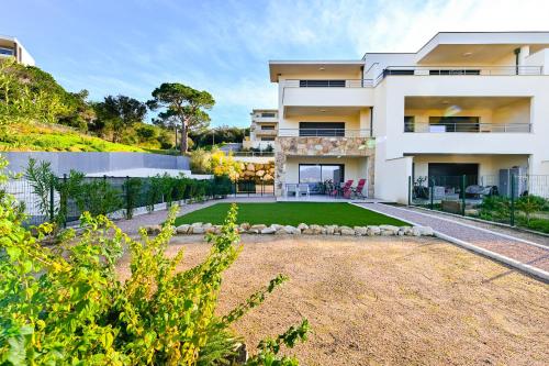 une image d'une maison avec une cour dans l'établissement T3 vue mer 100 m2 de jardin 'D', à Pietrosella