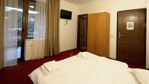 Кровать или кровати в номере Pensiunea Montan din Bran,sat Simon SPA indoor