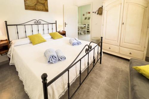 um quarto com uma cama grande e toalhas em Villa Agata Salentino by Villa Plus em San Michele Salentino