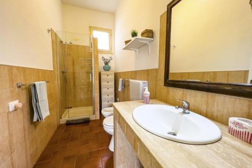 uma casa de banho com um lavatório, um WC e um espelho. em Villa Agata Salentino by Villa Plus em San Michele Salentino