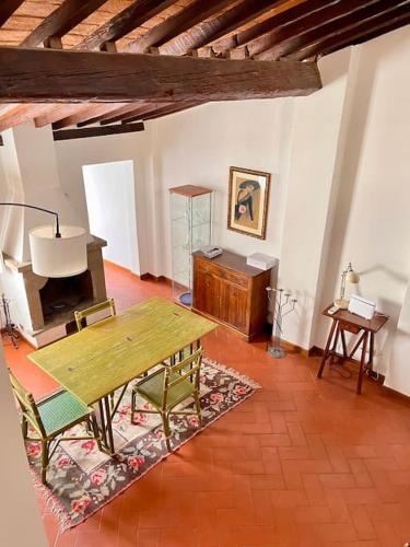 Bright Flat by Arno River, Walk Everywhere