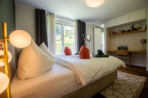 Un dormitorio con una cama con almohadas. en Haus Burgermeister Wohnung Erzhorn, en Arosa